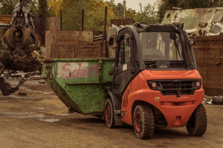 Kleiner Schrottcontainer wird ausgeladen